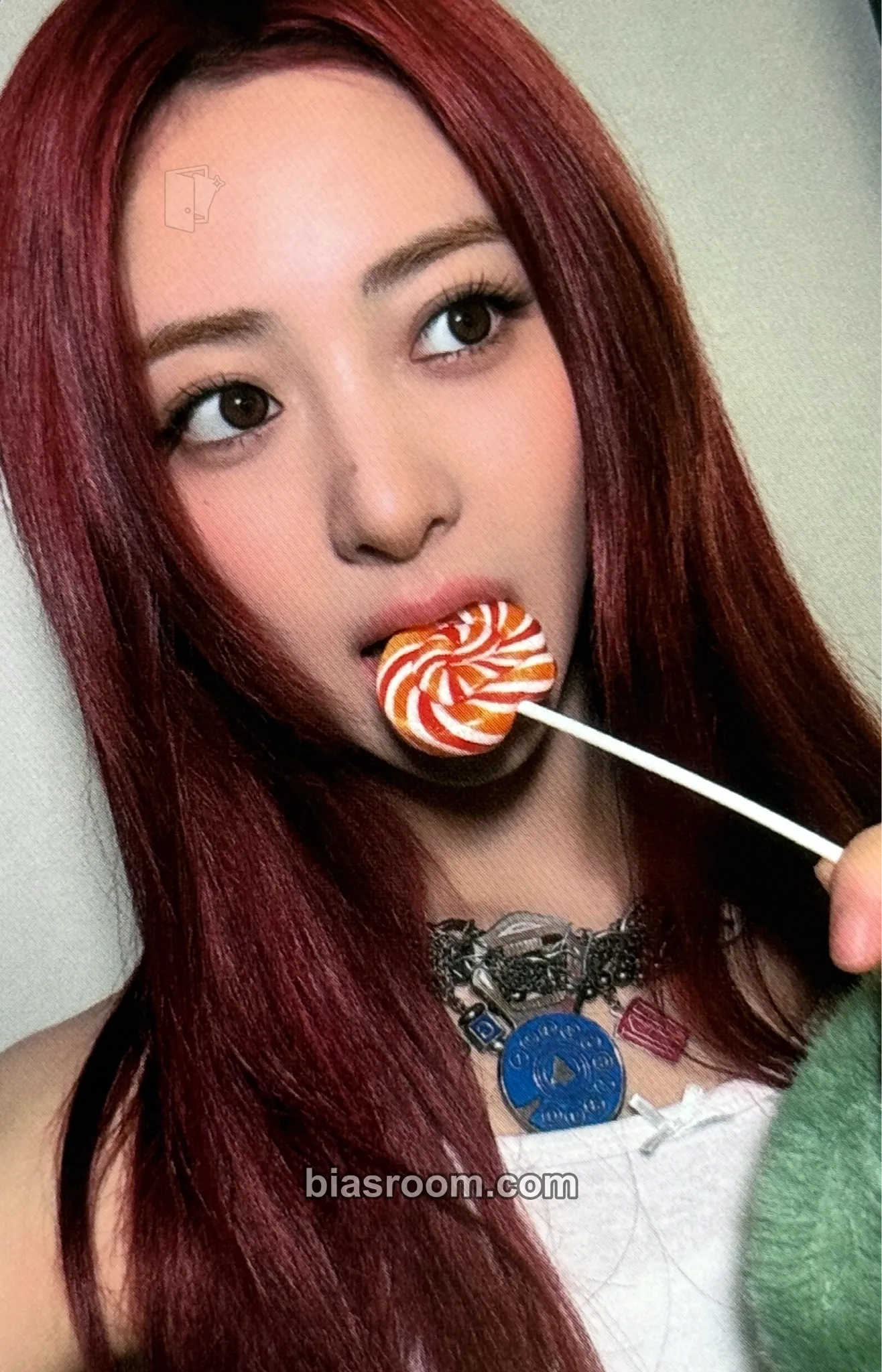 Huh Yunjin EASY Photocard - LE SSERAFIM - LE SSERAFIM K-pop photocard
