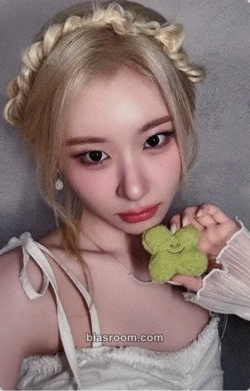 Chaeryeong GOLD Photocard - ITZY - ITZY K-pop photocard