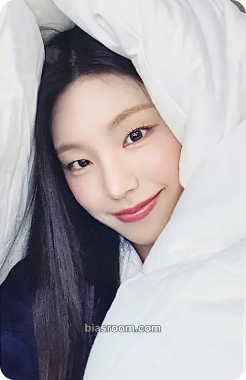 Yeji GOLD Photocard - ITZY - ITZY K-pop photocard
