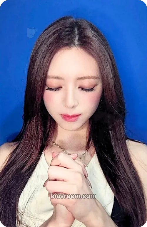 Yuna GOLD Photocard - ITZY - ITZY K-pop photocard