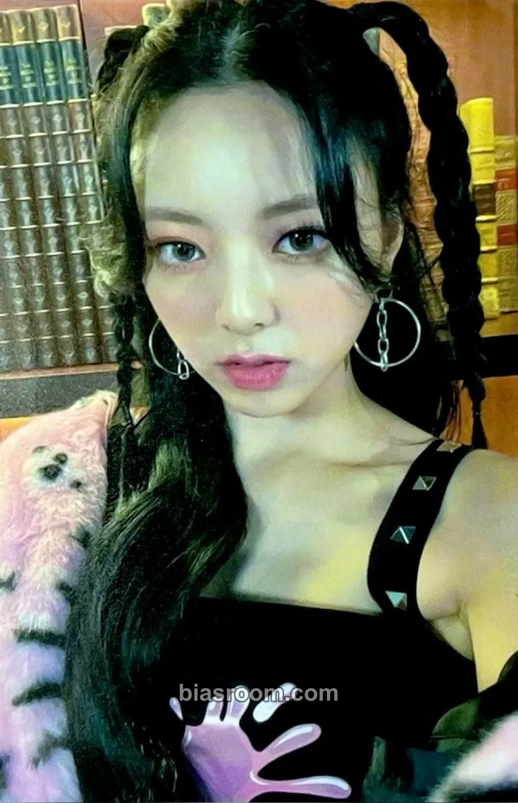 Yuna Crazy in Love Photocard - ITZY - ITZY K-pop photocard