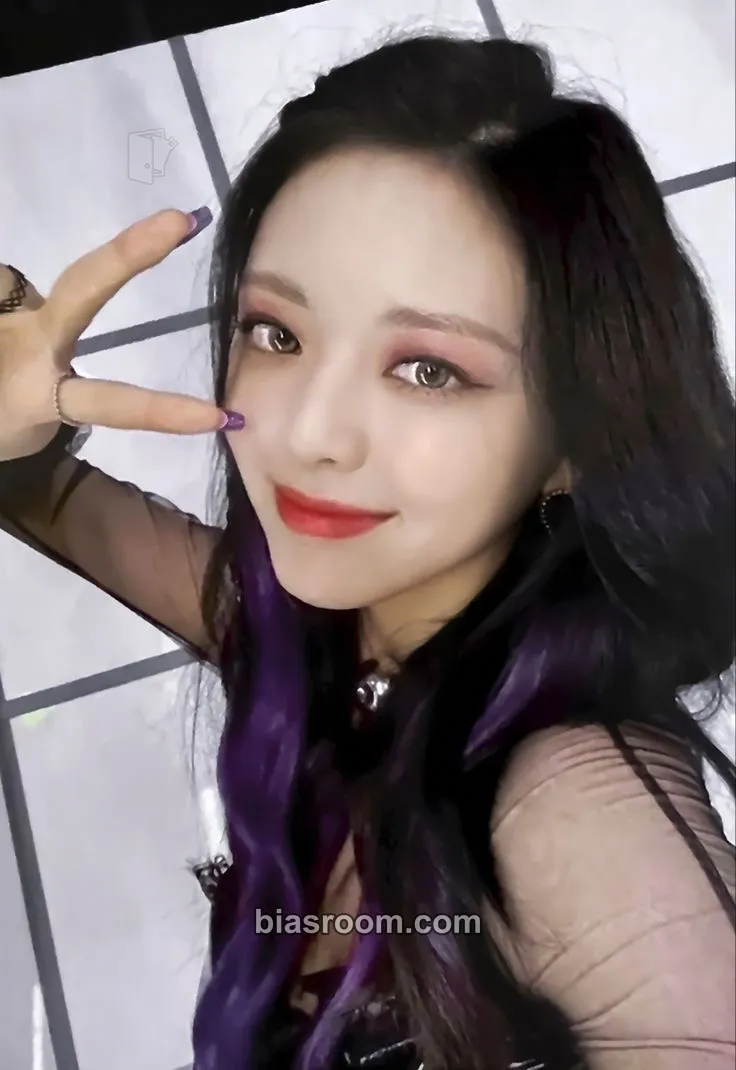Yuna Crazy in Love Photocard - ITZY - ITZY K-pop photocard