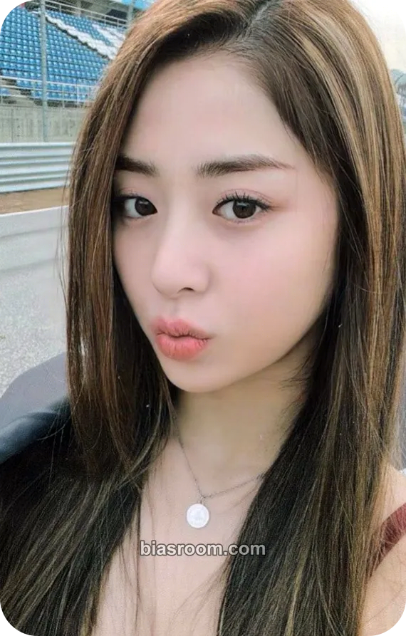 Huh Yunjin FEARLESS Photocard - LE SSERAFIM - LE SSERAFIM K-pop photocard