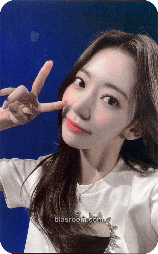 Sakura FEARLESS Photocard - LE SSERAFIM - LE SSERAFIM K-pop photocard