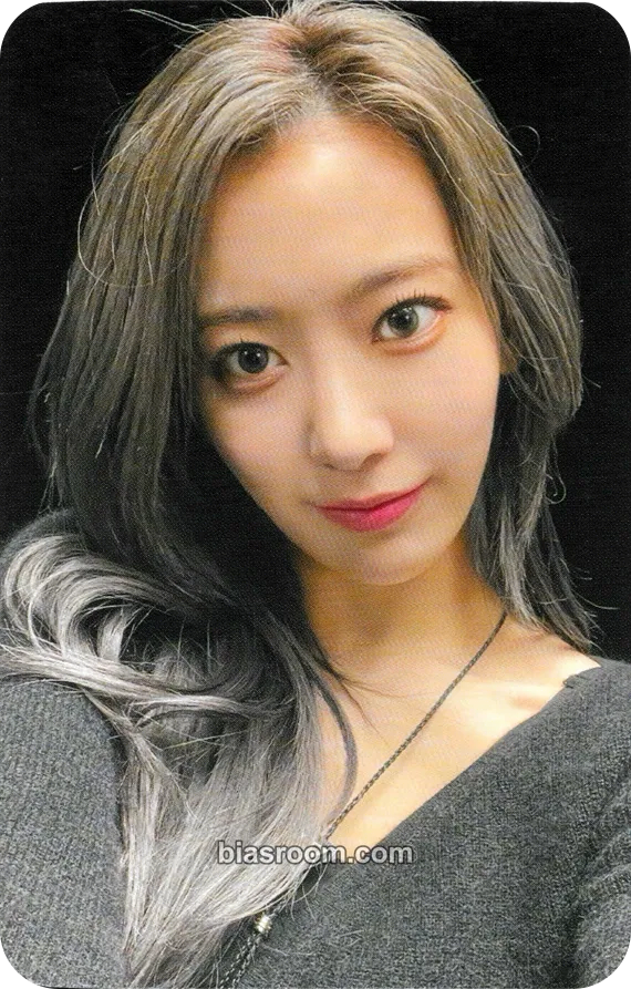 Sakura FEARLESS Photocard - LE SSERAFIM - LE SSERAFIM K-pop photocard