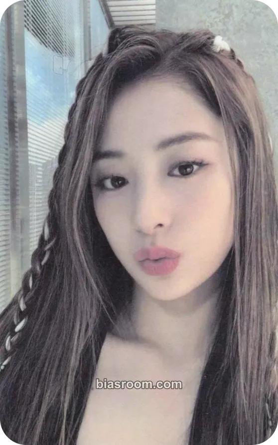 Huh Yunjin FEARLESS Photocard - LE SSERAFIM - LE SSERAFIM K-pop photocard