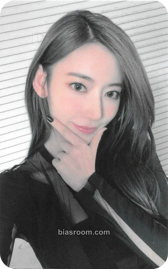 Sakura FEARLESS Photocard - LE SSERAFIM - LE SSERAFIM K-pop photocard