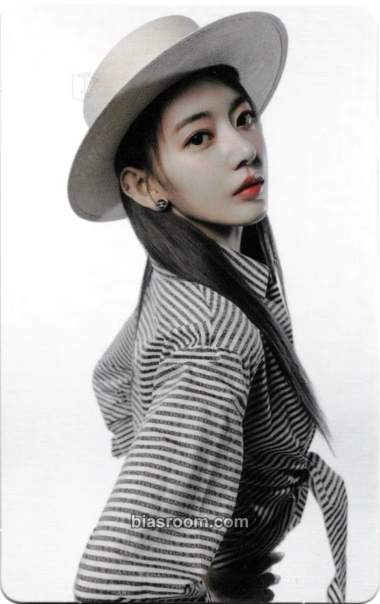 Sakura FEARLESS Photocard - LE SSERAFIM - LE SSERAFIM K-pop photocard