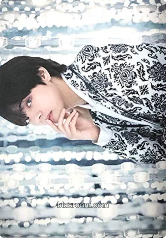 V VT Cosmetics Photocard - BTS - BTS K-pop photocard