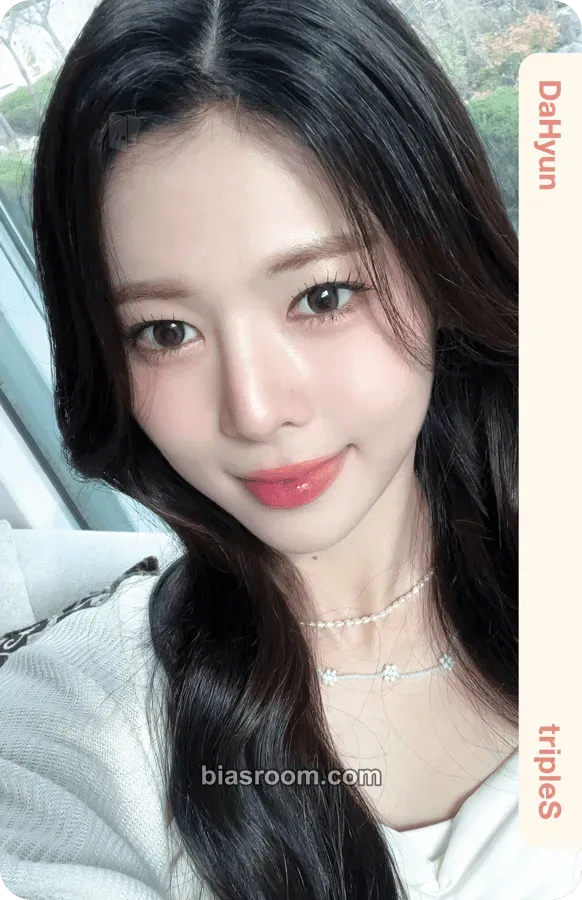 Dahyun 2024 Season's Greetings: LOVE EVOLution Photocard - tripleS - tripleS K-pop photocard