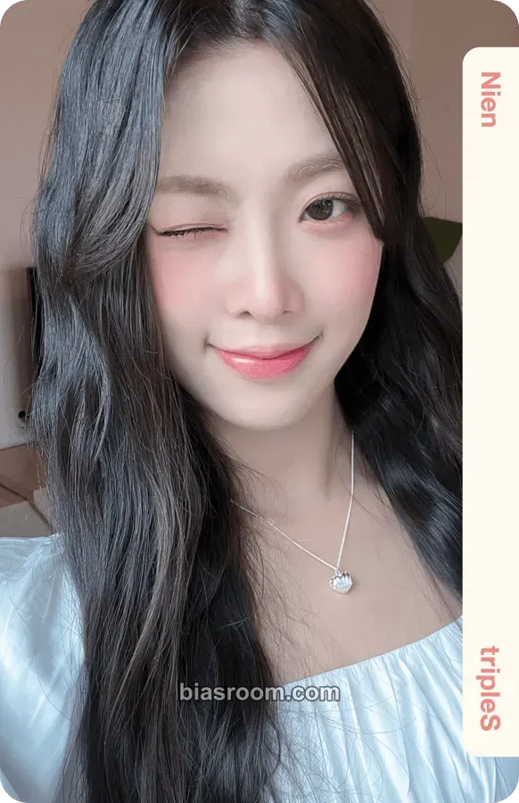 Nien 2024 Season's Greetings: LOVE EVOLution Photocard - tripleS - tripleS K-pop photocard