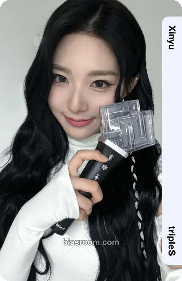 Xinyu Official Lightstick Photocard - tripleS - tripleS K-pop photocard
