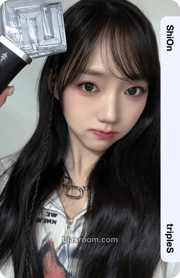 Shion Official Lightstick Photocard - tripleS - tripleS K-pop photocard