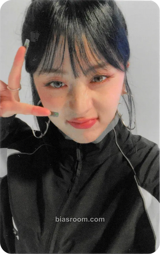 Huh Yunjin CRAZY Photocard - LE SSERAFIM - LE SSERAFIM K-pop photocard