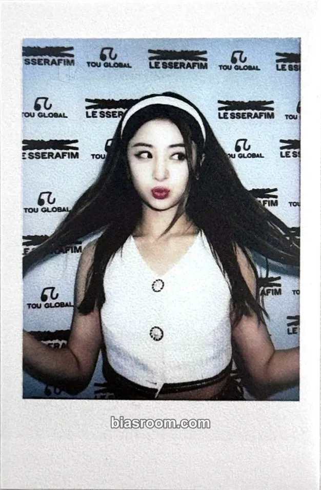 Huh Yunjin FEARLESS Photocard - LE SSERAFIM - LE SSERAFIM K-pop photocard
