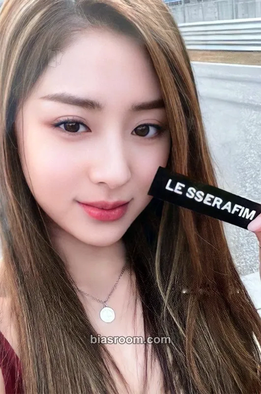 Huh Yunjin FEARLESS Photocard - LE SSERAFIM - LE SSERAFIM K-pop photocard