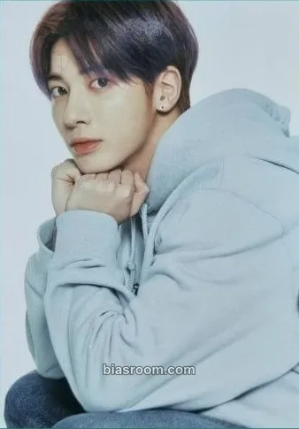 Taehyun 2022 Fanlive Moa X Together Photocard - TOMORROW X TOGETHER - TOMORROW X TOGETHER K-pop photocard