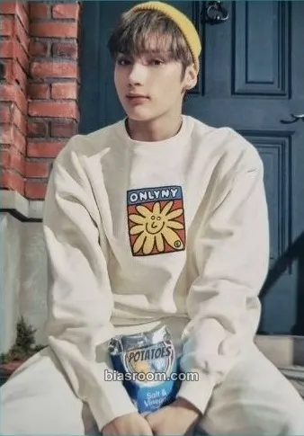 Huening Kai 2022 Fanlive Moa X Together Photocard - TOMORROW X TOGETHER - TOMORROW X TOGETHER K-pop photocard