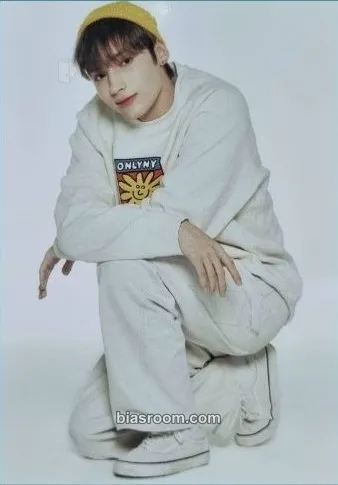 Huening Kai 2022 Fanlive Moa X Together Photocard - TOMORROW X TOGETHER - TOMORROW X TOGETHER K-pop photocard