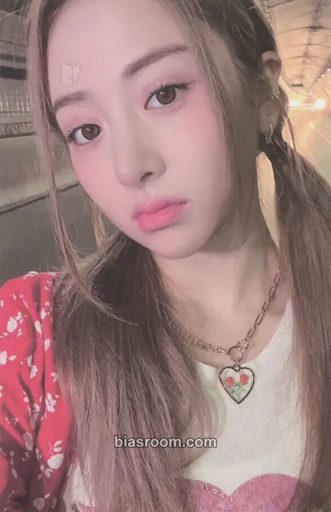 Huh Yunjin ANTIFRAGILE Photocard - LE SSERAFIM - LE SSERAFIM K-pop photocard