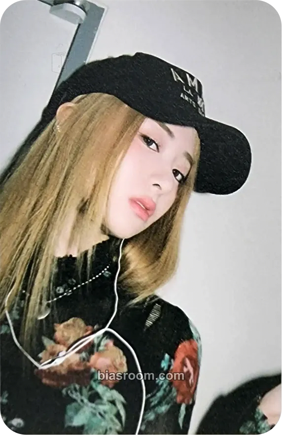 Huh Yunjin ANTIFRAGILE Photocard - LE SSERAFIM - LE SSERAFIM K-pop photocard