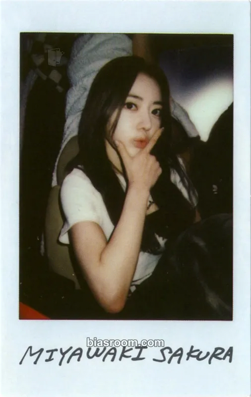 Sakura FEARLESS Photocard - LE SSERAFIM - LE SSERAFIM K-pop photocard