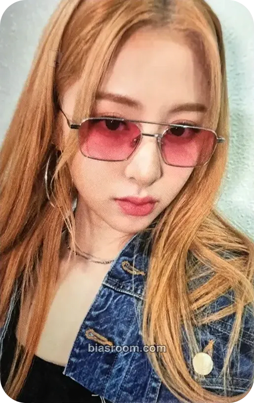 Huh Yunjin ANTIFRAGILE Photocard - LE SSERAFIM - LE SSERAFIM K-pop photocard
