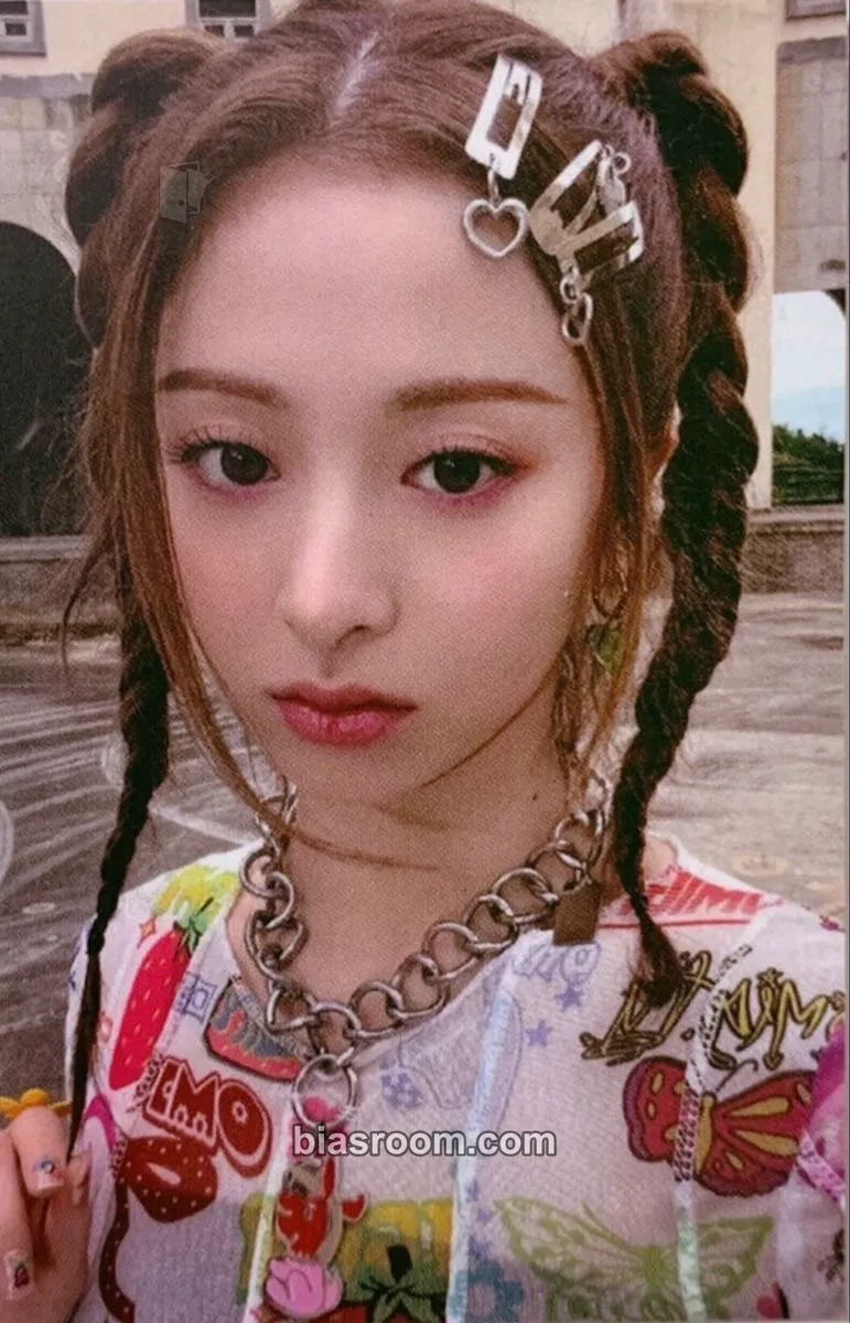 Huh Yunjin ANTIFRAGILE Photocard - LE SSERAFIM - LE SSERAFIM K-pop photocard