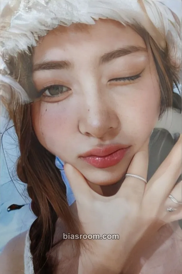 Huh Yunjin ANTIFRAGILE Photocard - LE SSERAFIM - LE SSERAFIM K-pop photocard
