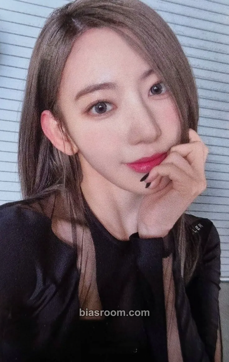 Sakura FEARLESS Photocard - LE SSERAFIM - LE SSERAFIM K-pop photocard