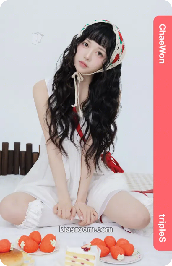 Chaewon Atom02 Physical Objekts Photocard - tripleS - tripleS K-pop photocard