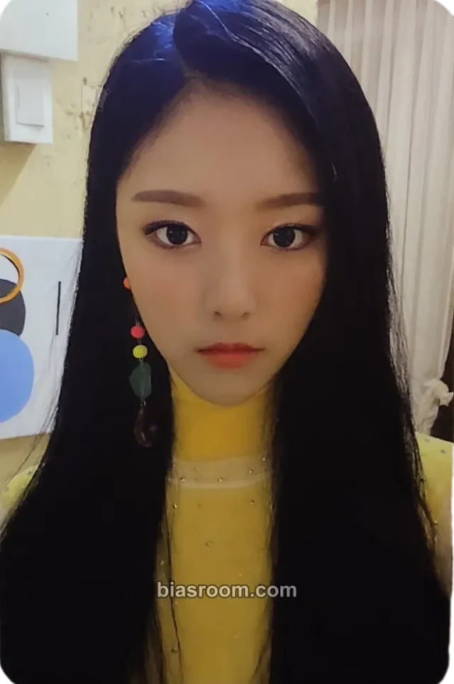 LOONA - HyunJin - [12:00] Album C version album photocard