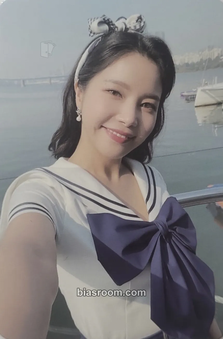 Solar 2022 Season's Greetings: Splash in the Water Photocard - MAMAMOO - MAMAMOO K-pop photocard
