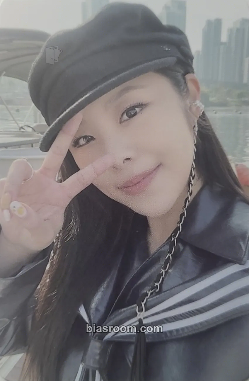 Wheein 2022 Season's Greetings: Splash in the Water Photocard - MAMAMOO - MAMAMOO K-pop photocard