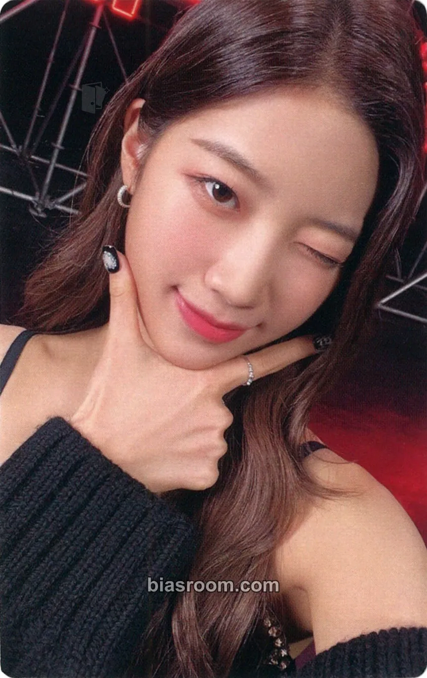Kazuha FEARLESS (Japanese Ver.) Photocard - LE SSERAFIM - LE SSERAFIM K-pop photocard