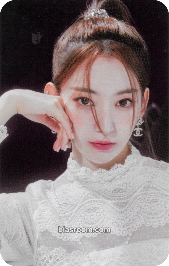 Sakura FEARLESS (Japanese Ver.) Photocard - LE SSERAFIM - LE SSERAFIM K-pop photocard