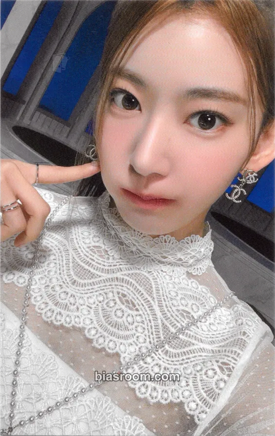 Sakura FEARLESS (Japanese Ver.) Photocard - LE SSERAFIM - LE SSERAFIM K-pop photocard