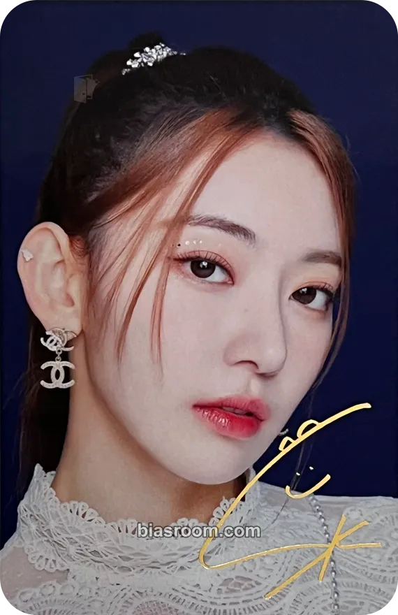 Sakura FEARLESS (Japanese Ver.) Photocard - LE SSERAFIM - LE SSERAFIM K-pop photocard