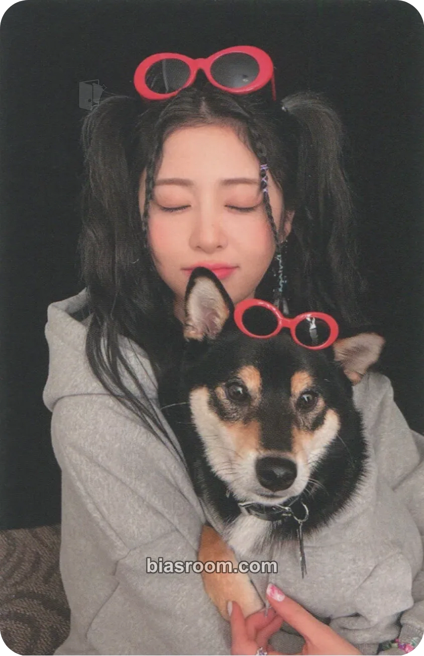 Huh Yunjin UNFORGIVEN Photocard - LE SSERAFIM - LE SSERAFIM K-pop photocard