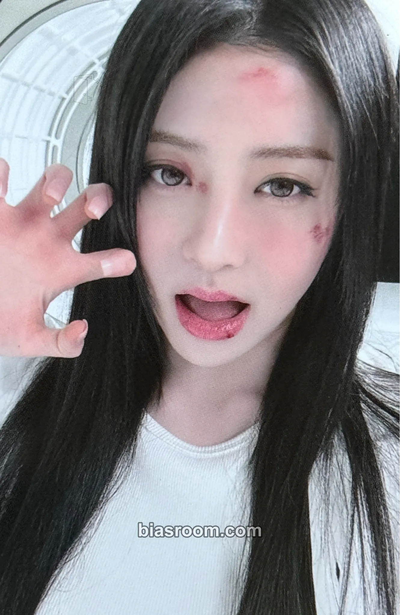 Huh Yunjin UNFORGIVEN Photocard - LE SSERAFIM - LE SSERAFIM K-pop photocard