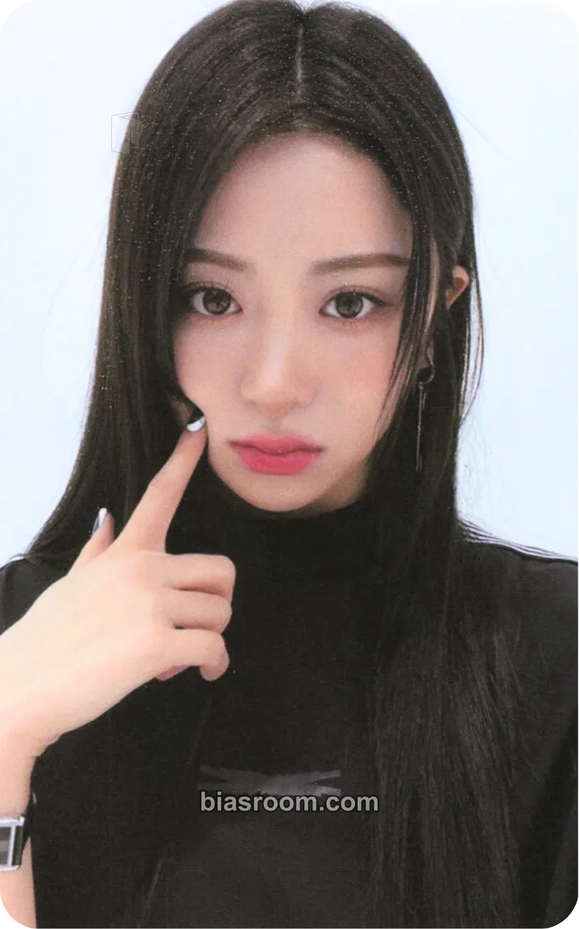 Huh Yunjin UNFORGIVEN Photocard - LE SSERAFIM - LE SSERAFIM K-pop photocard