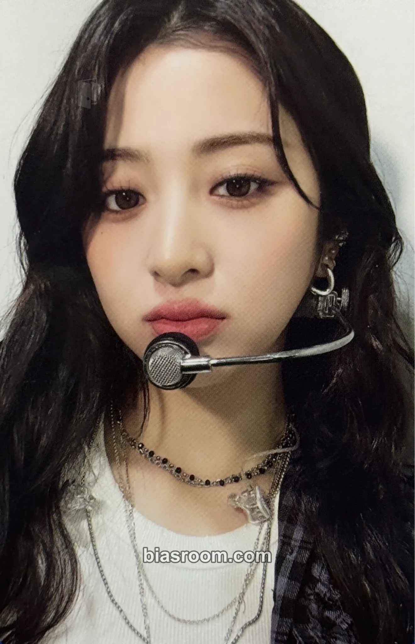 Huh Yunjin UNFORGIVEN Photocard - LE SSERAFIM - LE SSERAFIM K-pop photocard