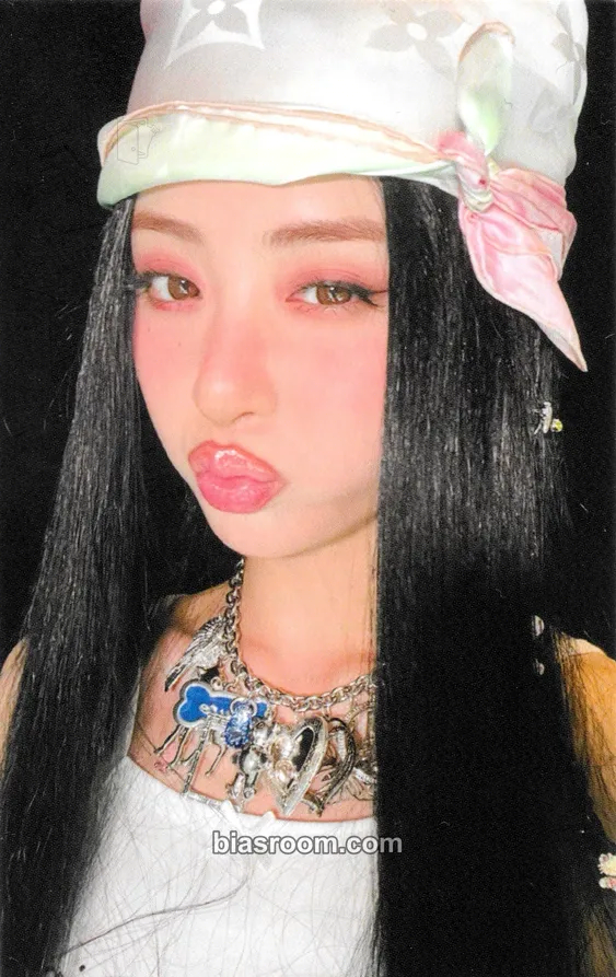 Huh Yunjin EASY Photocard - LE SSERAFIM - LE SSERAFIM K-pop photocard