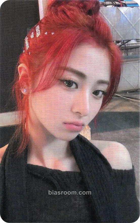 Huh Yunjin EASY Photocard - LE SSERAFIM - LE SSERAFIM K-pop photocard