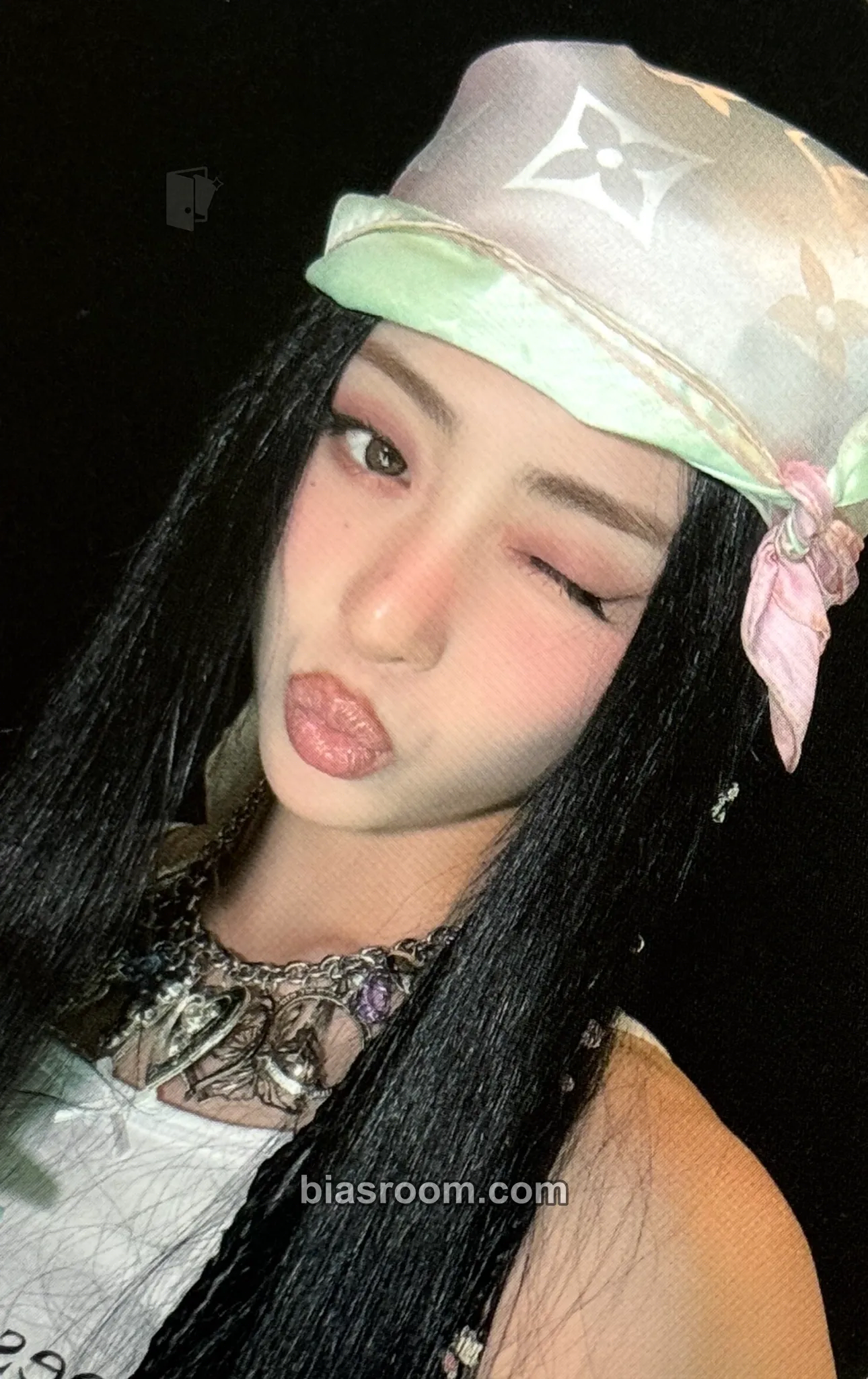 Huh Yunjin EASY Photocard - LE SSERAFIM - LE SSERAFIM K-pop photocard