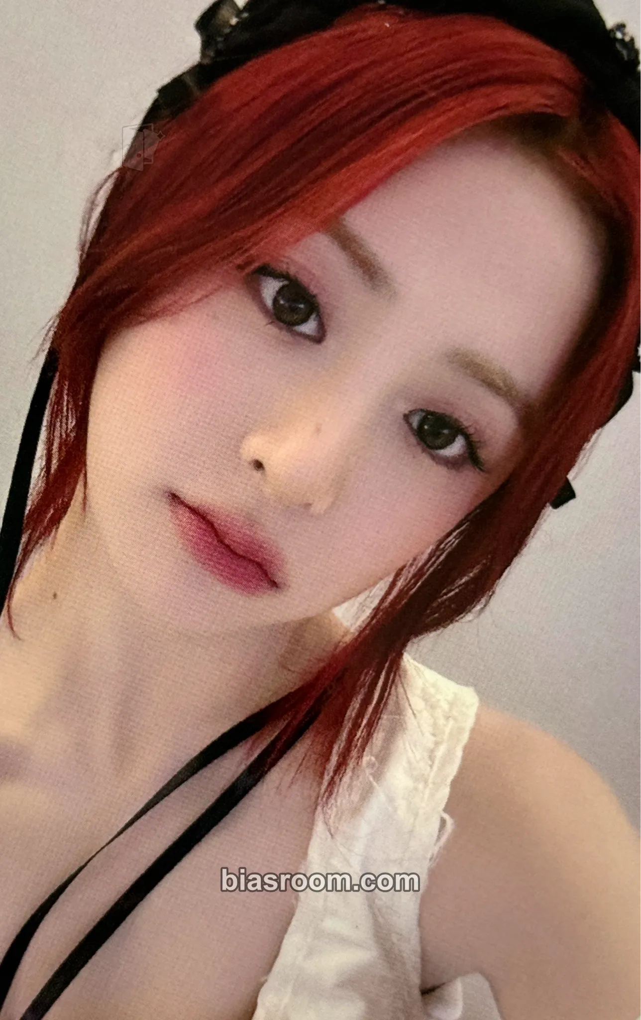 Huh Yunjin EASY Photocard - LE SSERAFIM - LE SSERAFIM K-pop photocard