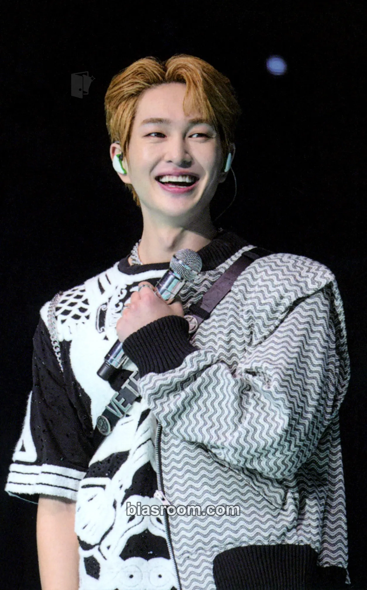 Onew SHINee World VI: Perfect Illumination Photocard - SHINee - SHINee K-pop photocard