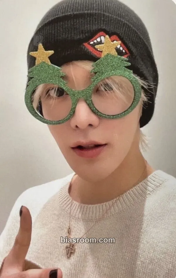 Yuta Pink Christmas 2022 Photocard - NCT - NCT K-pop photocard