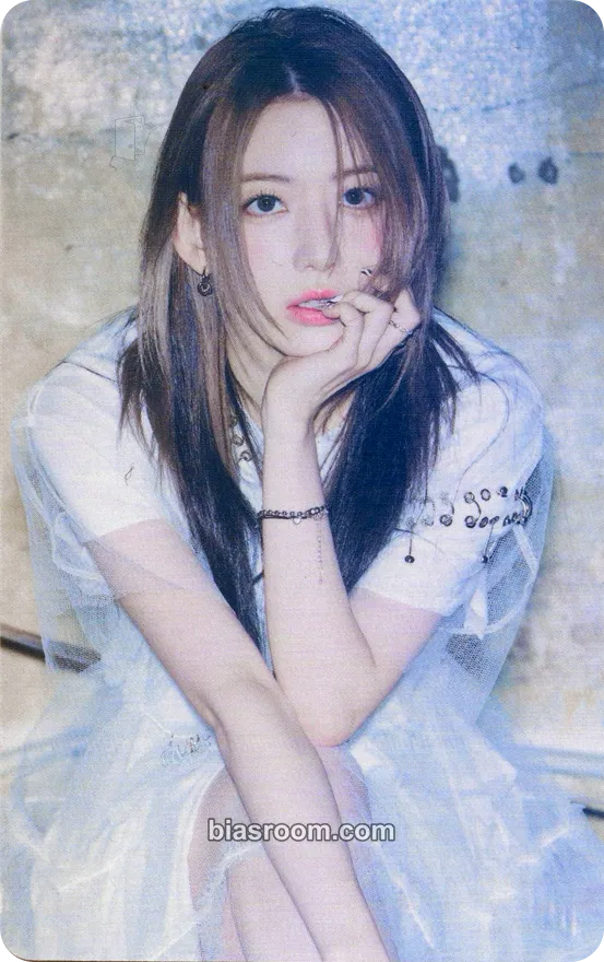 Sakura ANTIFRAGILE Photocard - LE SSERAFIM - LE SSERAFIM K-pop photocard
