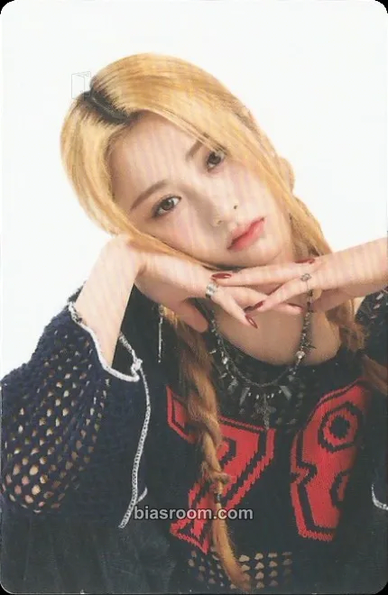 Huh Yunjin 'Fearnada' 2023 S/S Photocard - LE SSERAFIM - LE SSERAFIM K-pop photocard